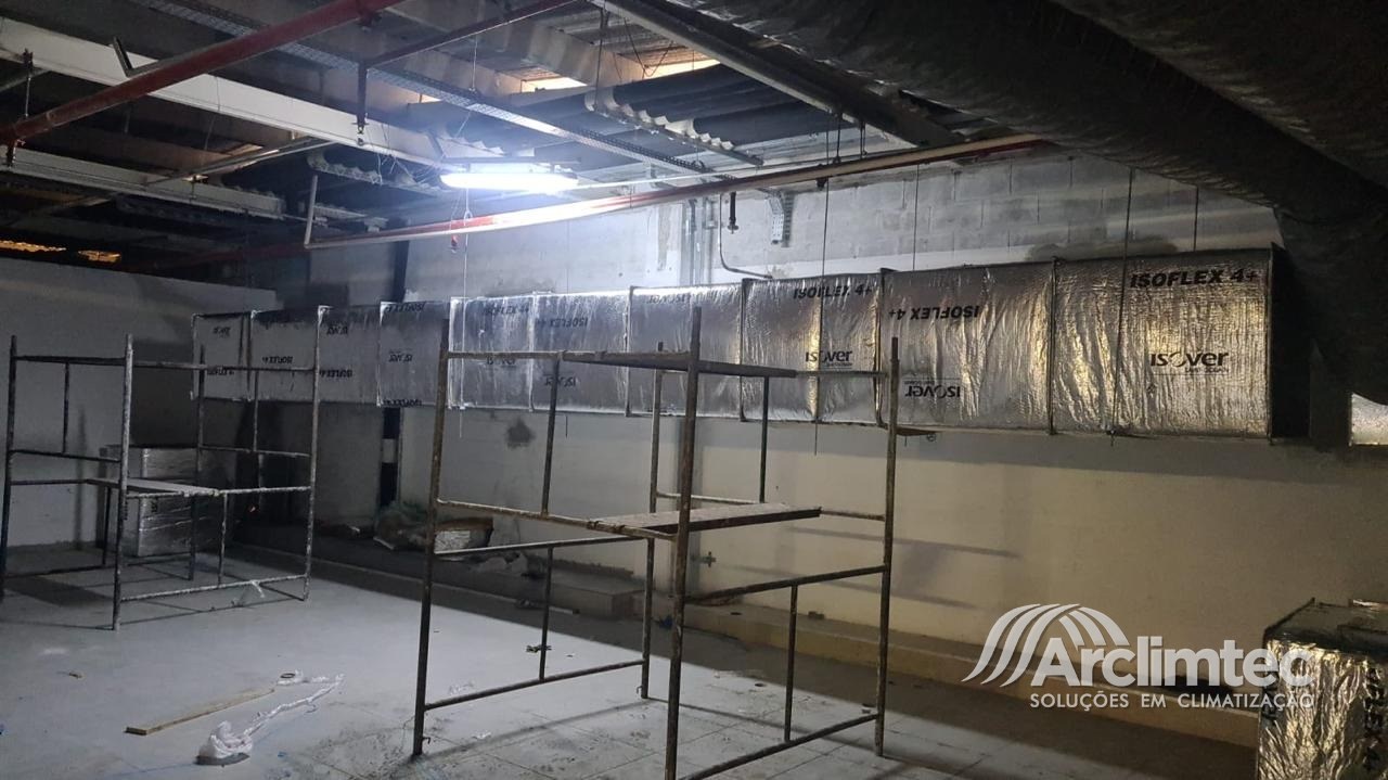 Dutos de ar condicionado com isolamento externo em manta de lã de vidro com face aluminizada