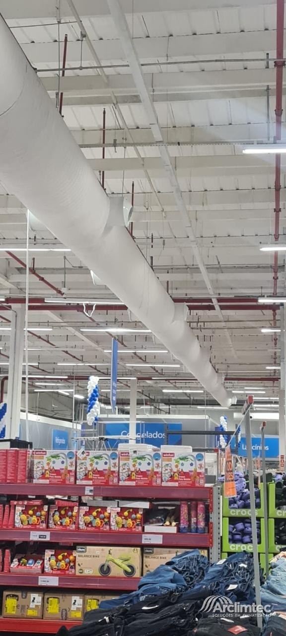 Rede de duto virotubo de ar condicionado suspensa sobre a área de vendas do Sam's Club